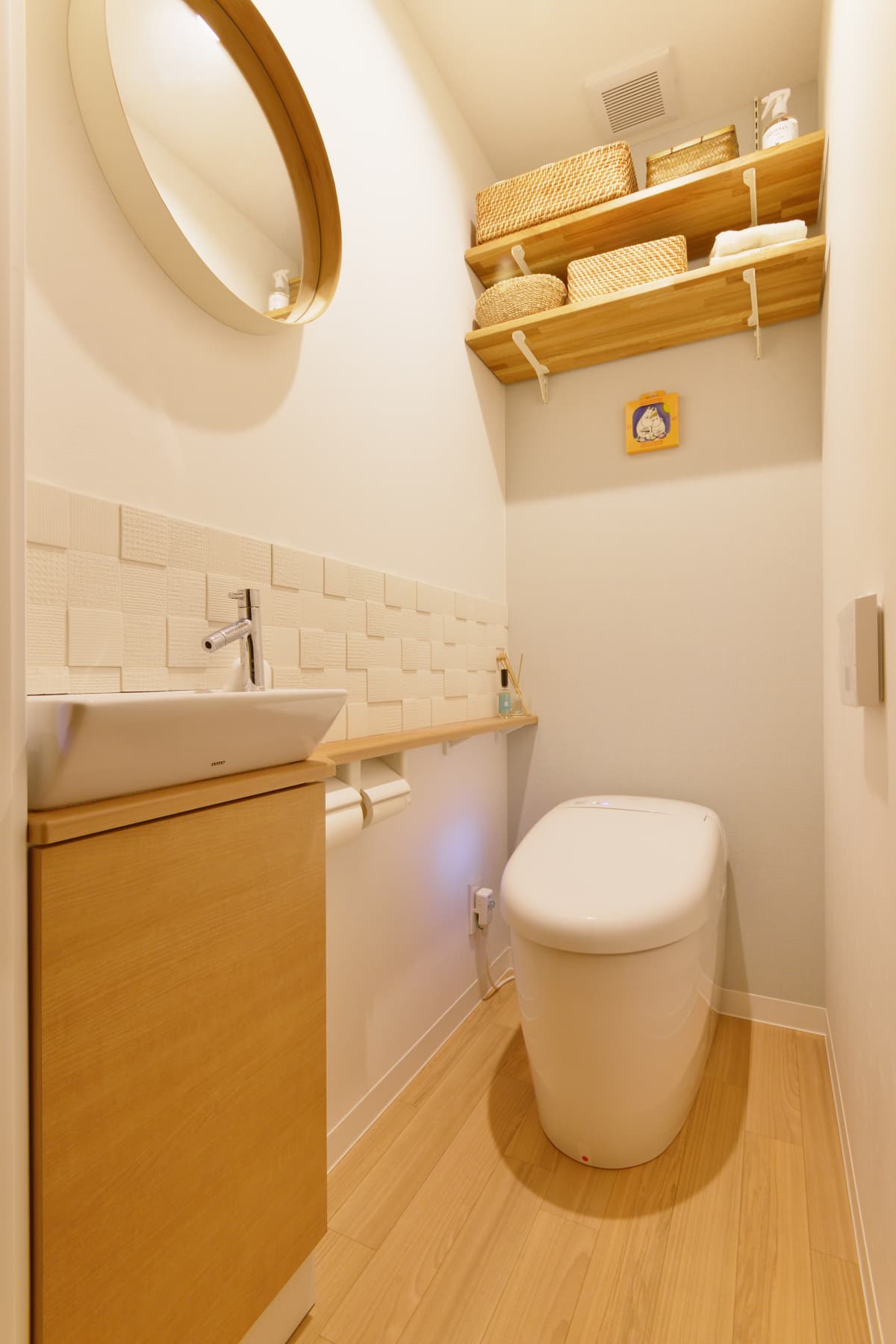 丸いミラーと無垢の木の棚板が可愛いトイレ空間